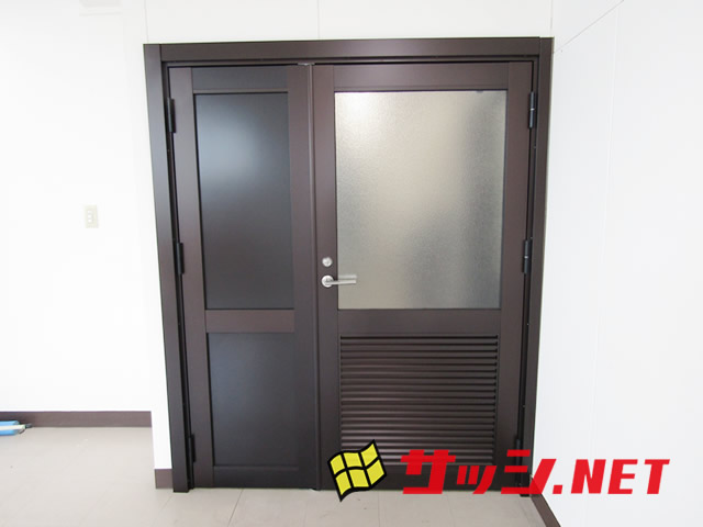 事務所入口ドア取替工事　木製ドアからアルミドア　名古屋市中区
